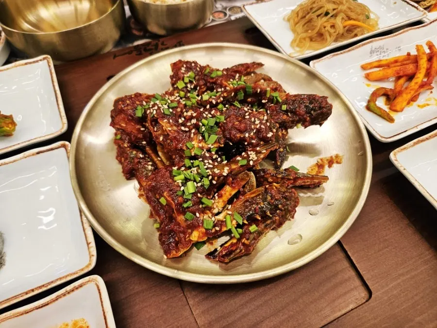 집게와 가위가 함께 나온 서해안꽉찬꽃게장
