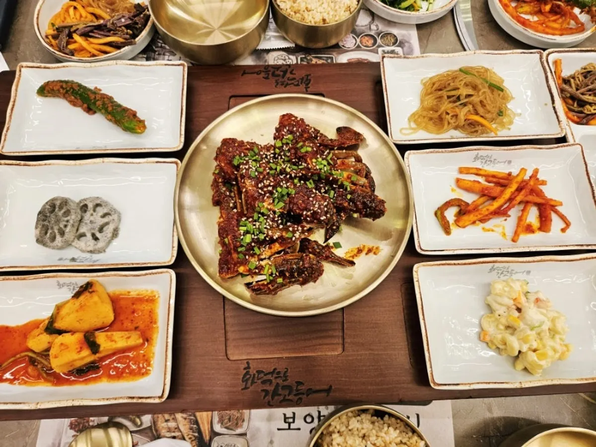 반찬이 가득 차려진 정식 한 상