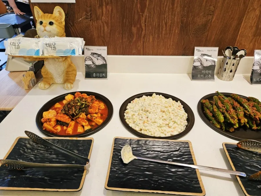 식사를 마친 화덕으로간고등어 비산점 테이블