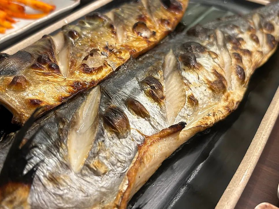 화덕에 구운 고등어구이 접시