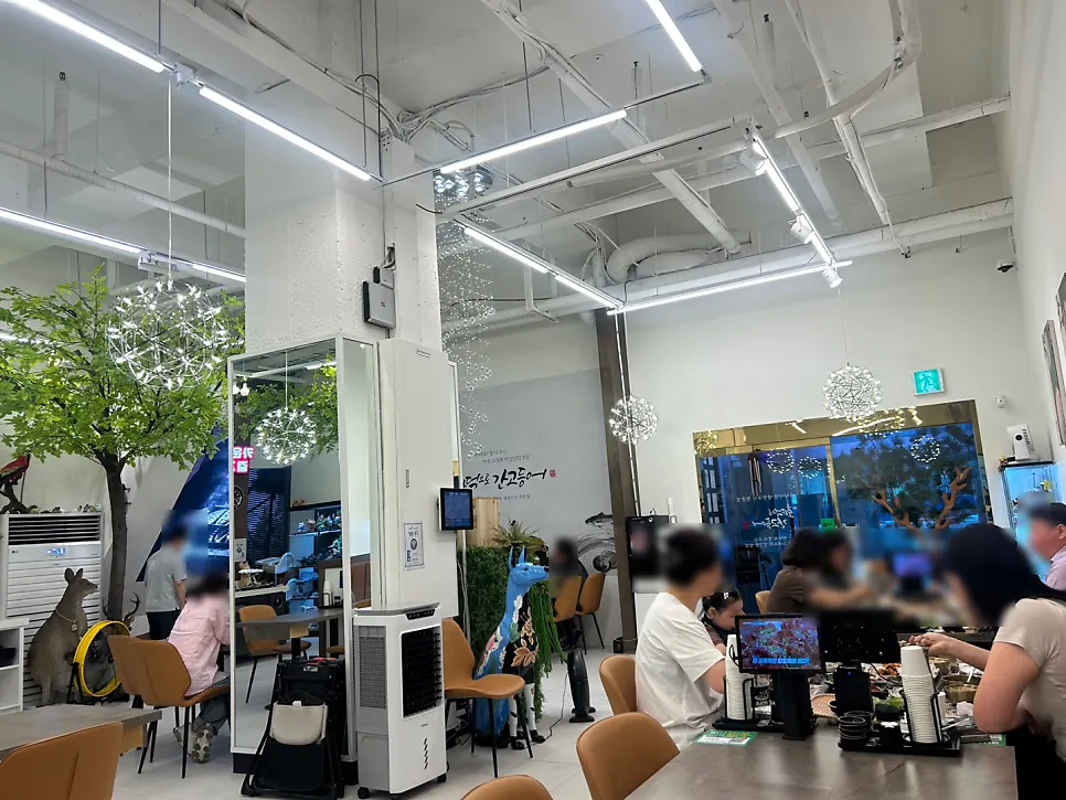 평일 저녁 만석에 가까운 생선구이집 홀