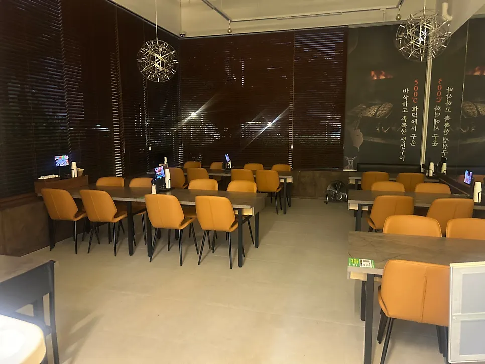 단체 손님 수용 가능한 넓은 테이블 공간
