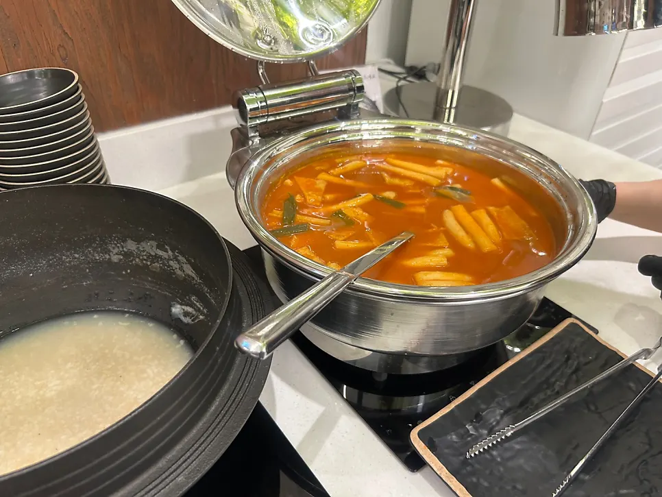 셀프바 음식 담아온 접시