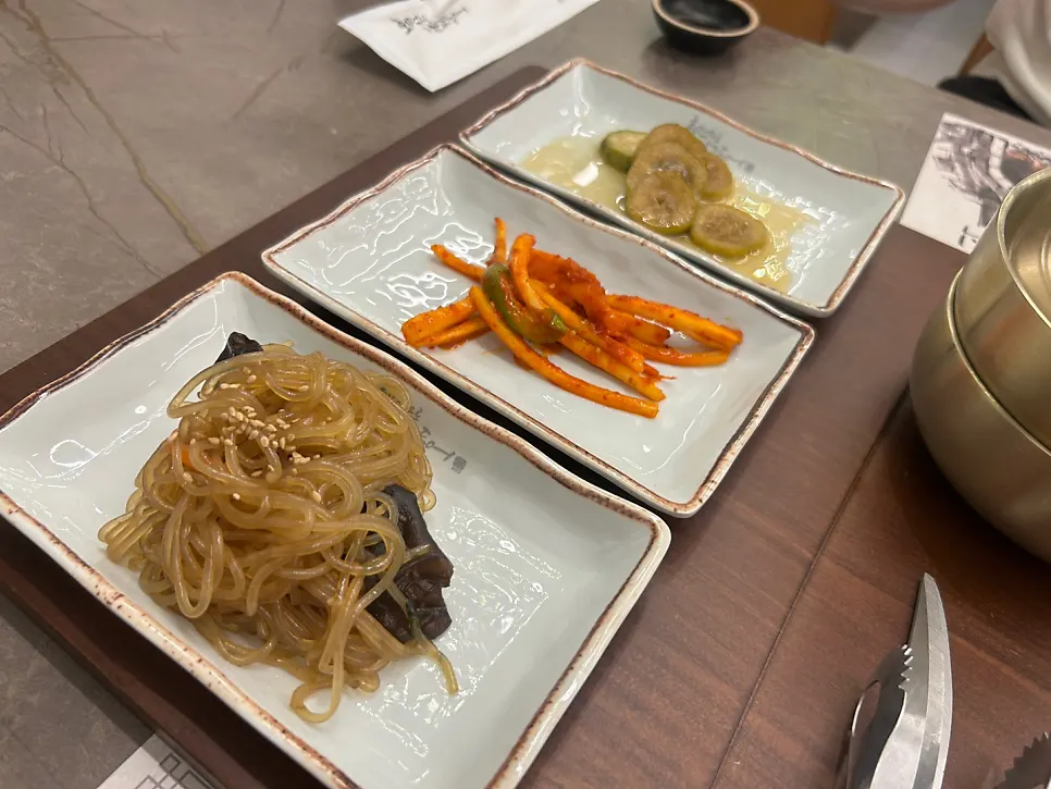 도라지무침과 된장오이무침 등 기본찬
