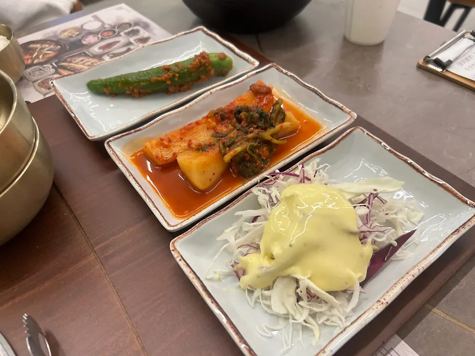 열무김치와 당면 반찬 근접 컷