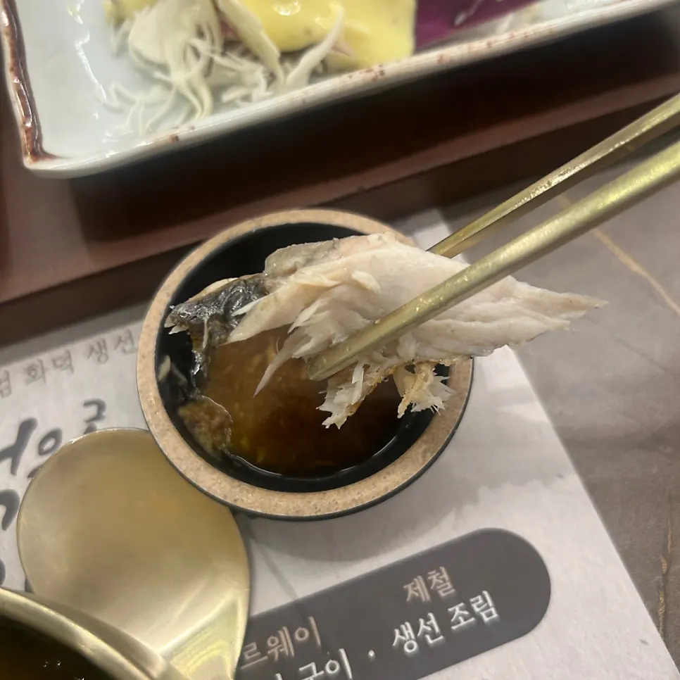 밥과 함께 먹는 생선살 한 젓가락