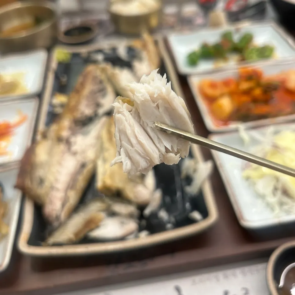 바삭한 껍질이 보이는 고등어구이
