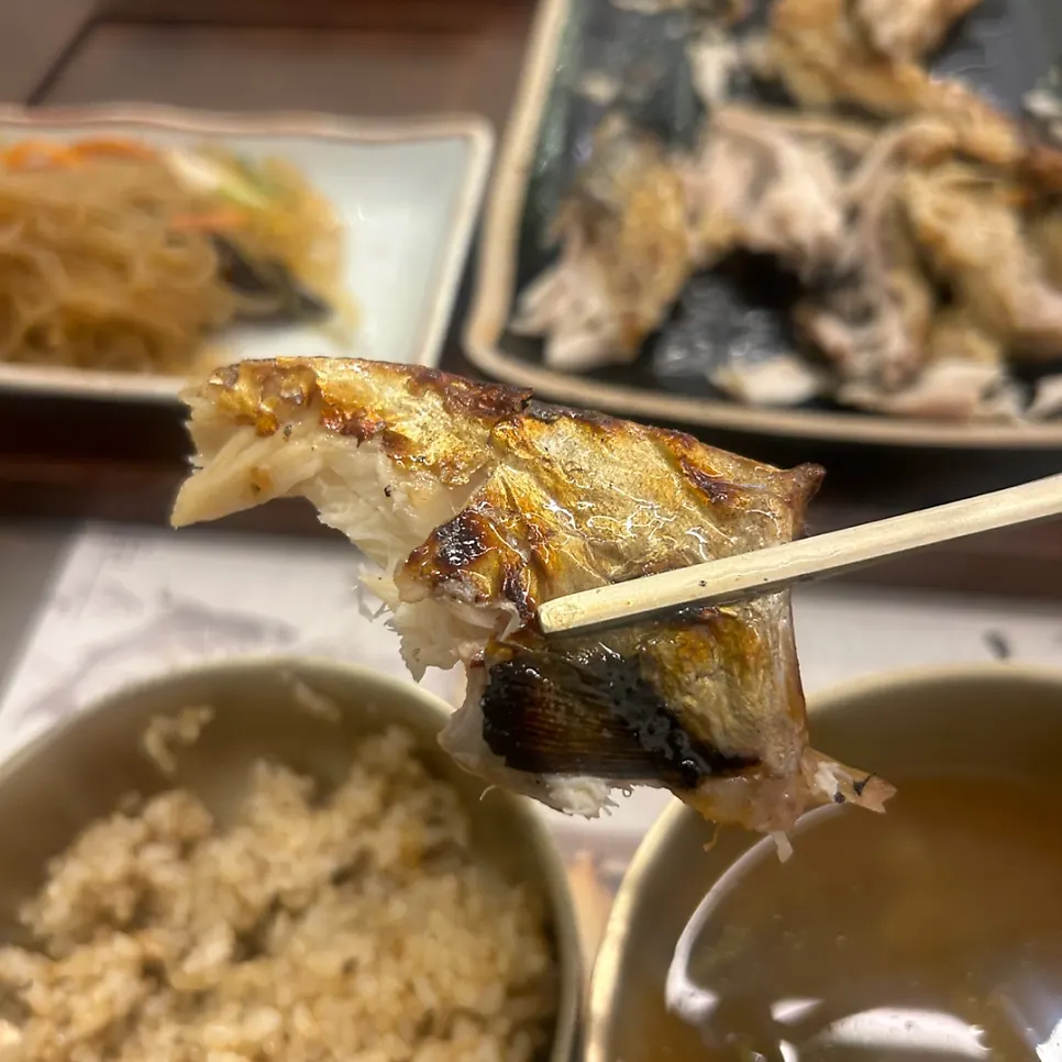 먹다 남은 생선구이와 반찬 접시