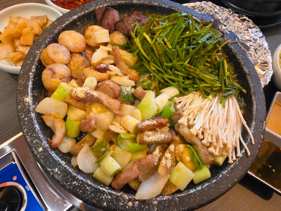 곱창과 채소가 담긴 모듬구이