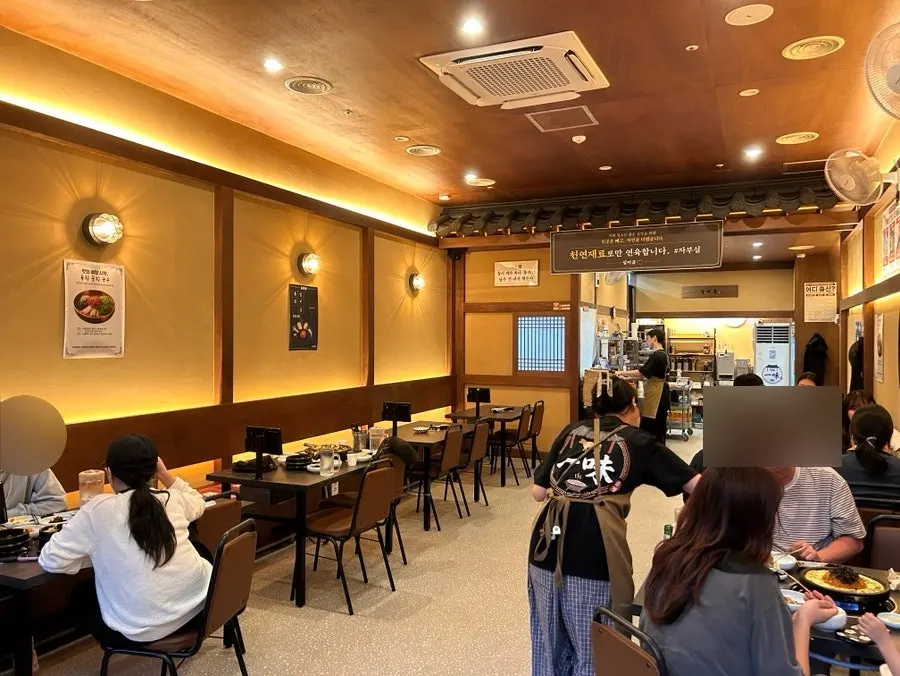 선풍기로 환기하는 일미곱 홀 모습