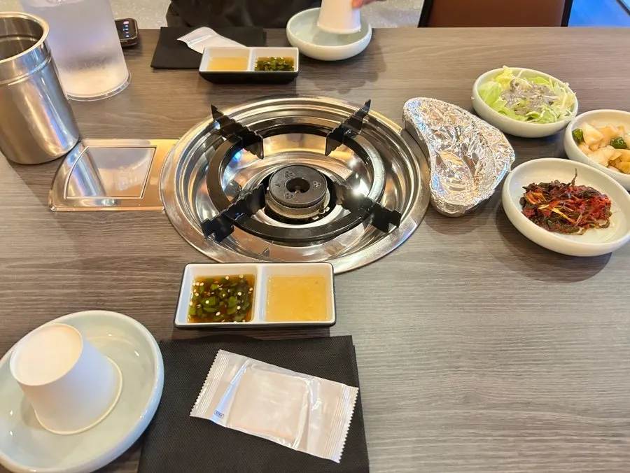 자리에 놓인 일미곱 앞치마와 테이블 세팅