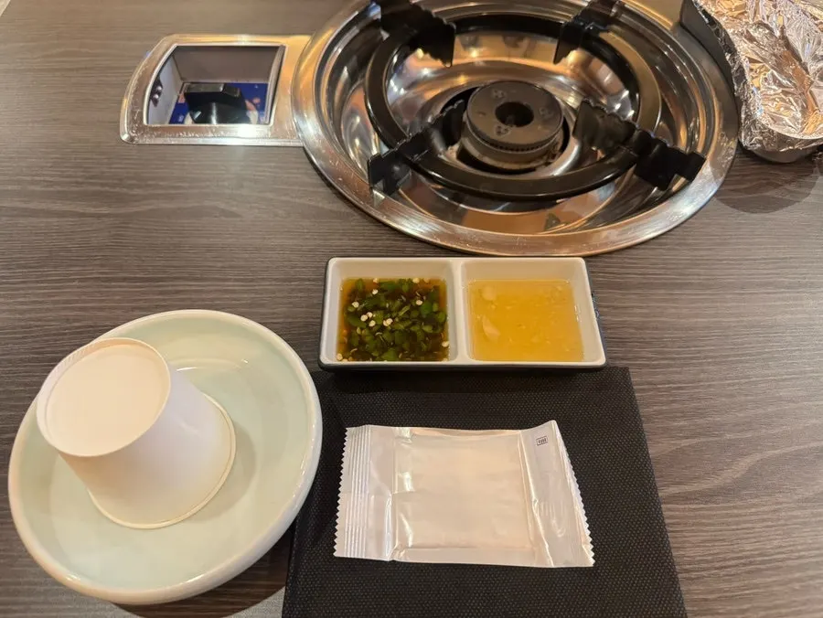 반찬 세 가지와 기름장, 간장소스가 놓인 상차림