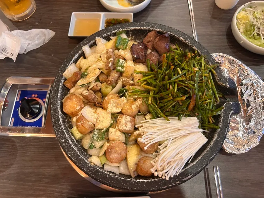 불판에 올려진 곱창구이와 대창구이