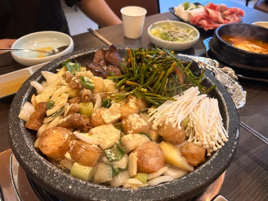 통통한 대창과 곱창이 가득한 불판