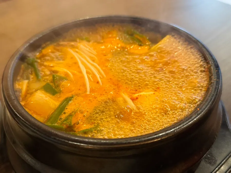 서비스로 나온 커다란 순두부찌개