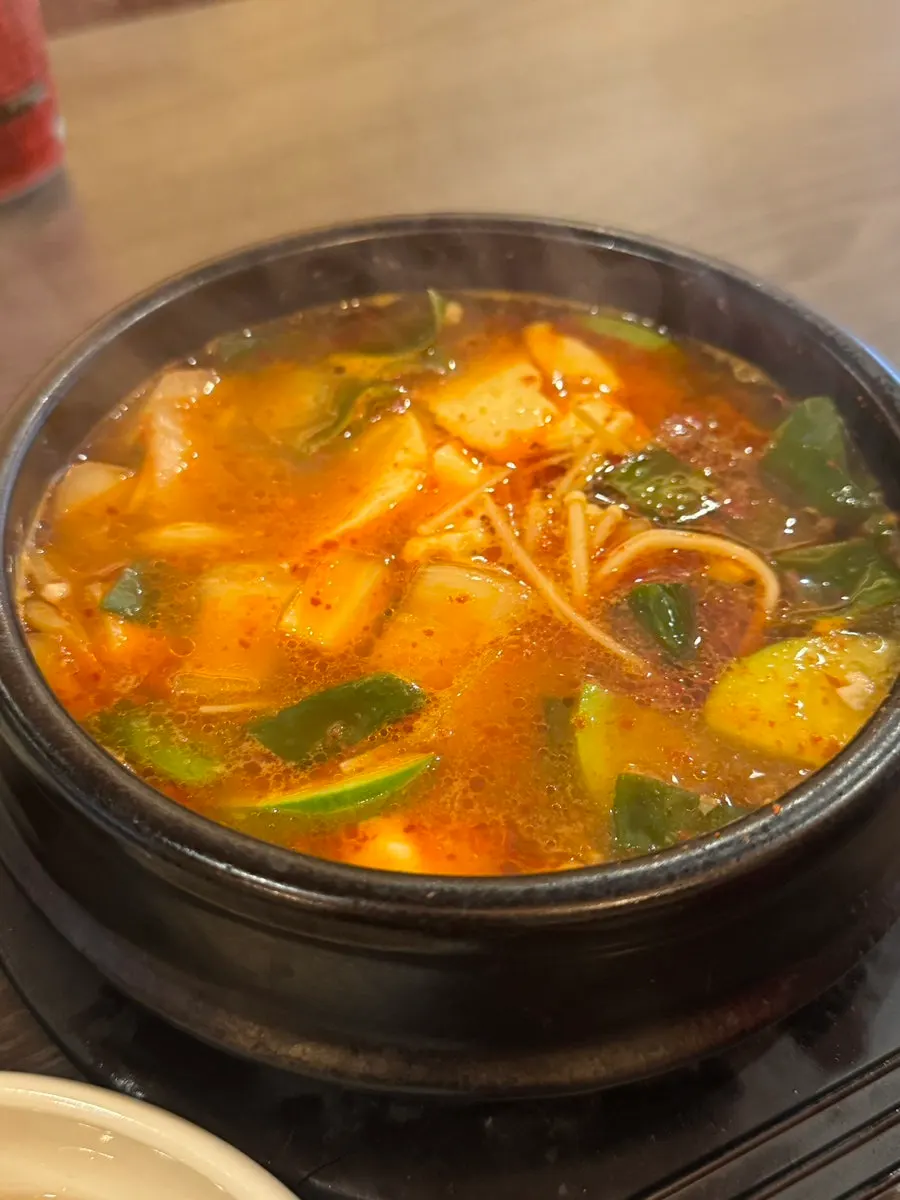 순두부가 가득한 매콤한 순두부찌개