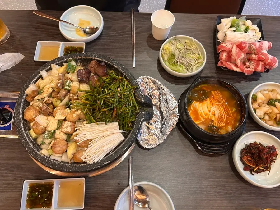 곱창 1인분 대창 1인분으로 차려진 푸짐한 상차림