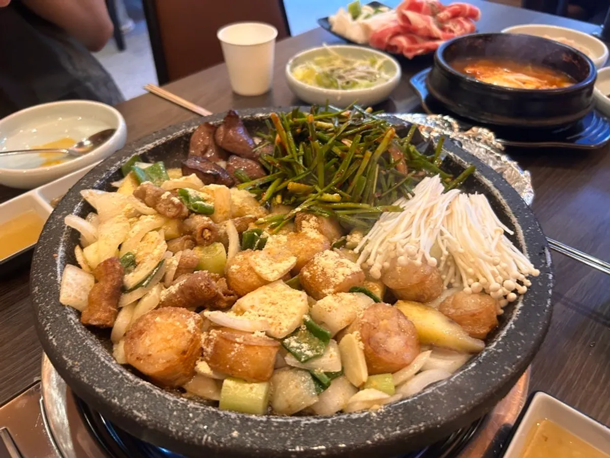 노릇하게 구워진 일미곱 곱창구이