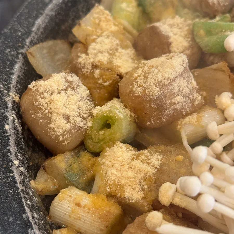 야채와 염통까지 올려진 곱창 대창 불판