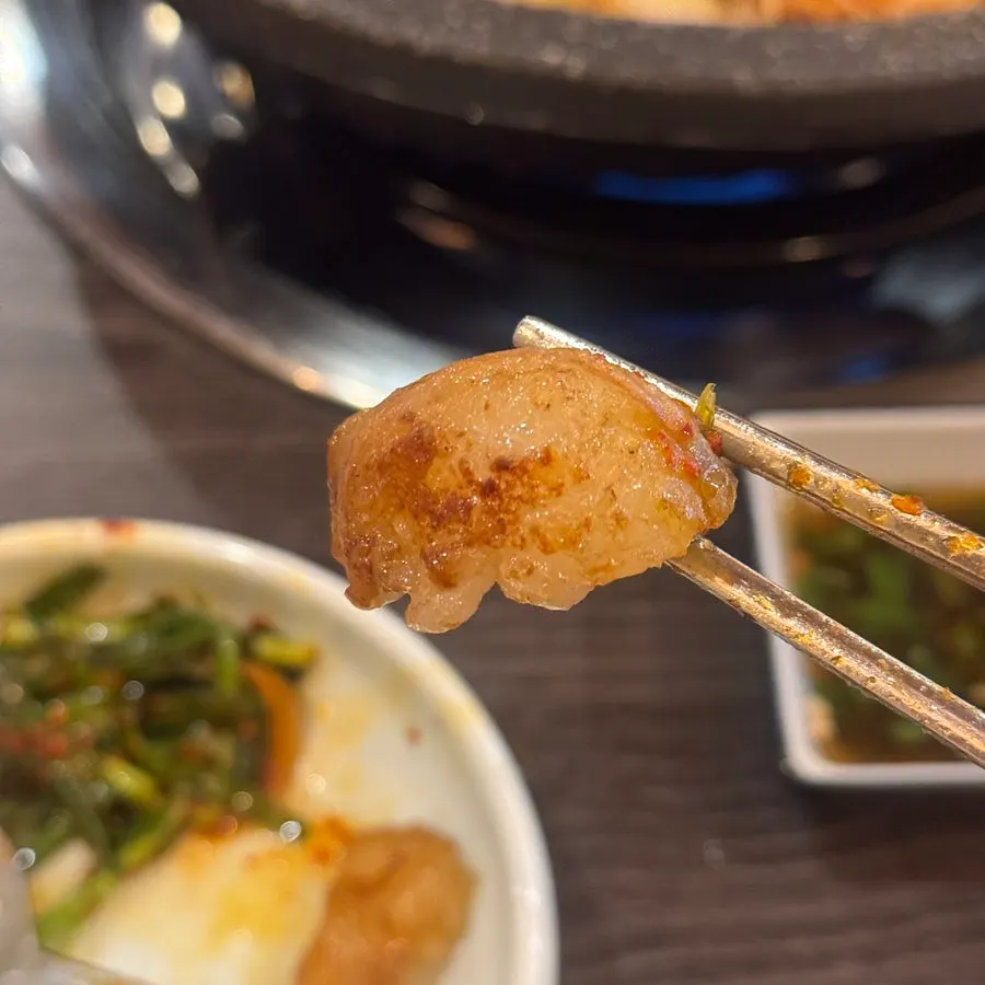 기름장에 찍어 먹는 대창 한 점