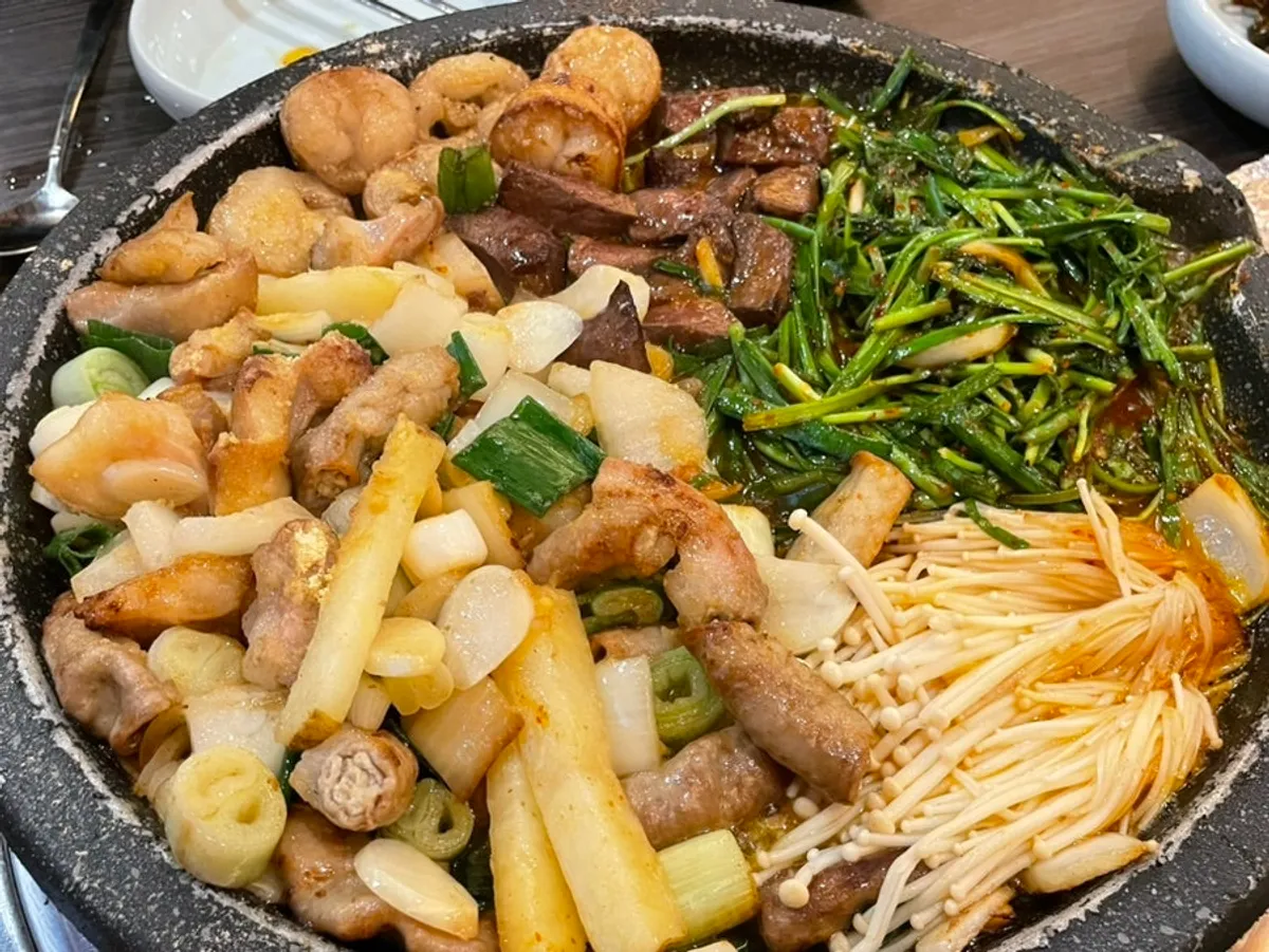 A full plate of gopchang, makchang, daechang, and heart