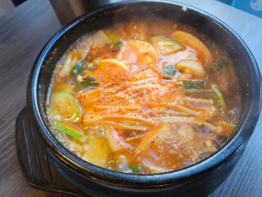 서비스로 나온 순두부찌개