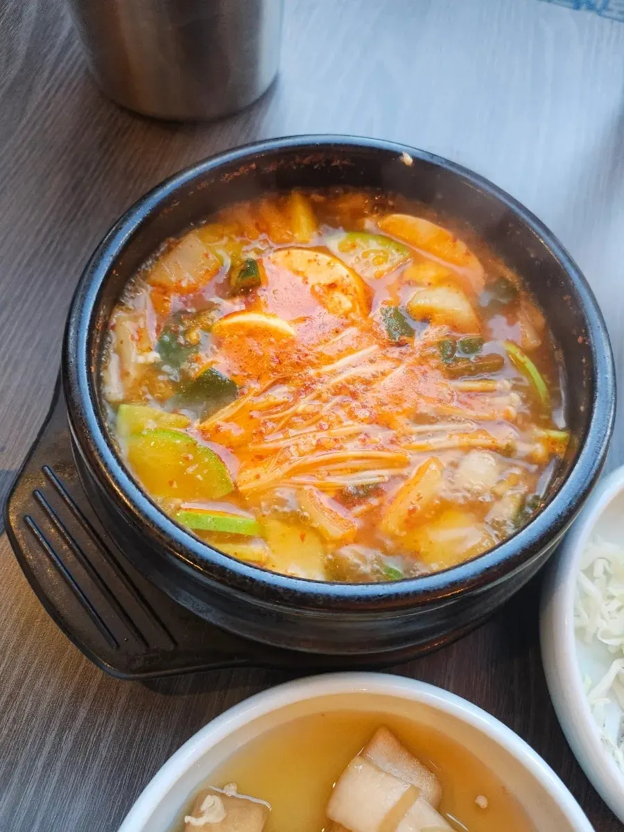 끓고 있는 순두부찌개 세로 사진