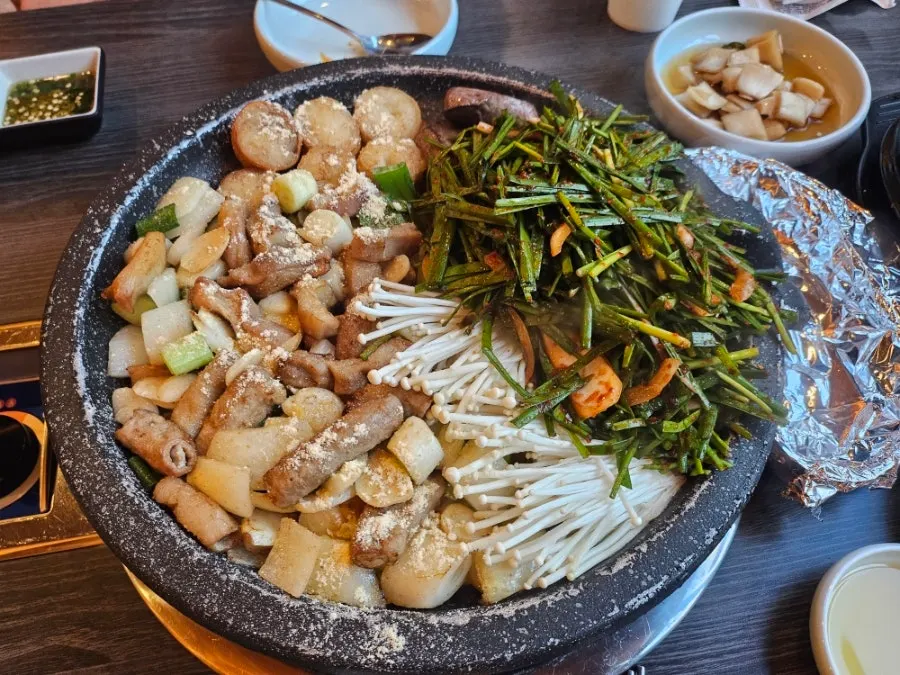 불판에 올린 소곱창 모듬구이