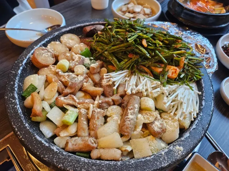여러 부위가 섞인 모듬구이 불판