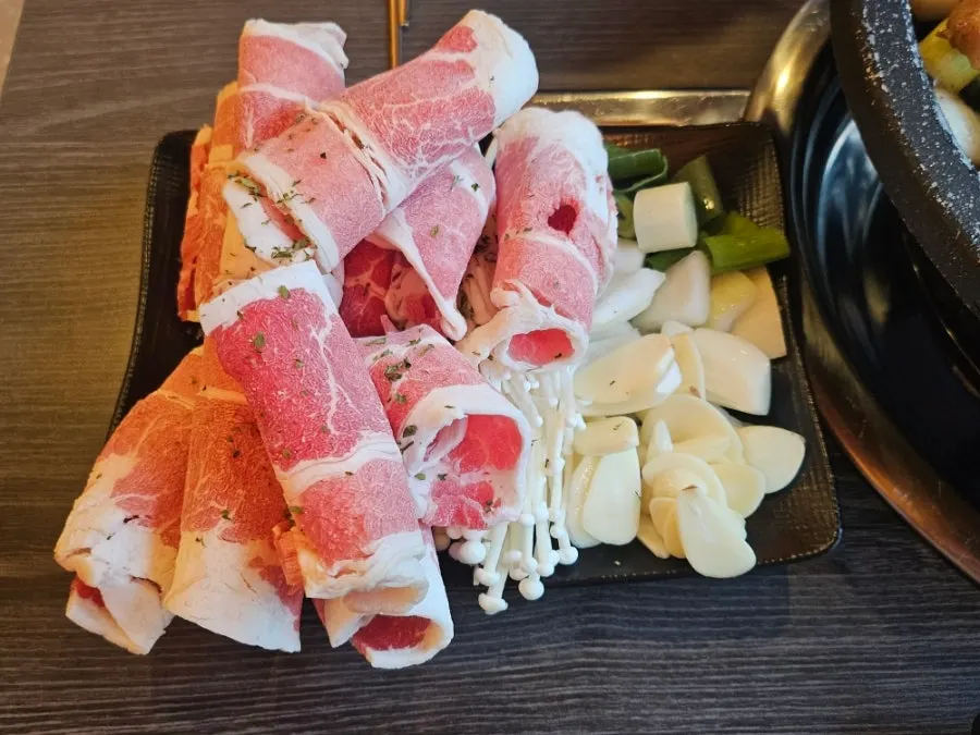 적당히 익힌 소곱창 클로즈업