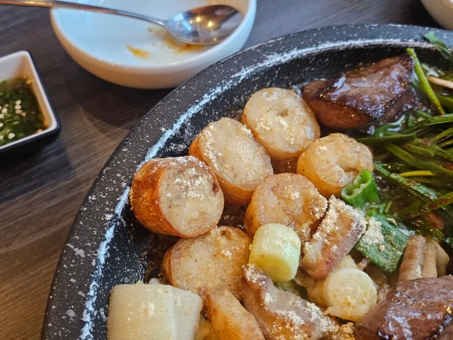 초벌된 곱창을 불판에서 더 익히는 모습