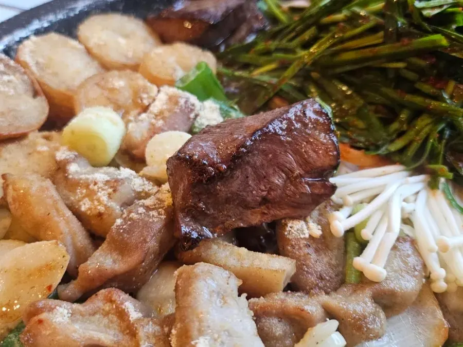 염통과 막창이 올라간 불판