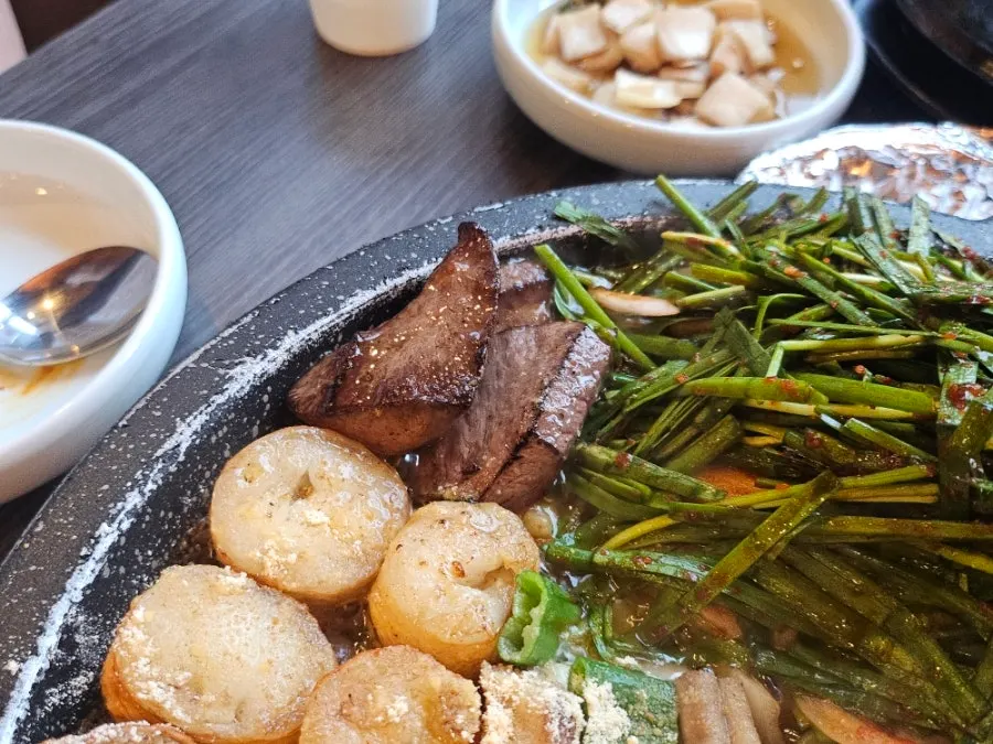 노릇하게 구워진 소대창
