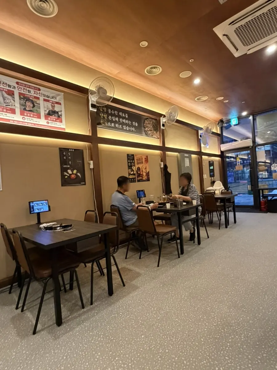 Seating arrangement and grill tables at Ilmigop