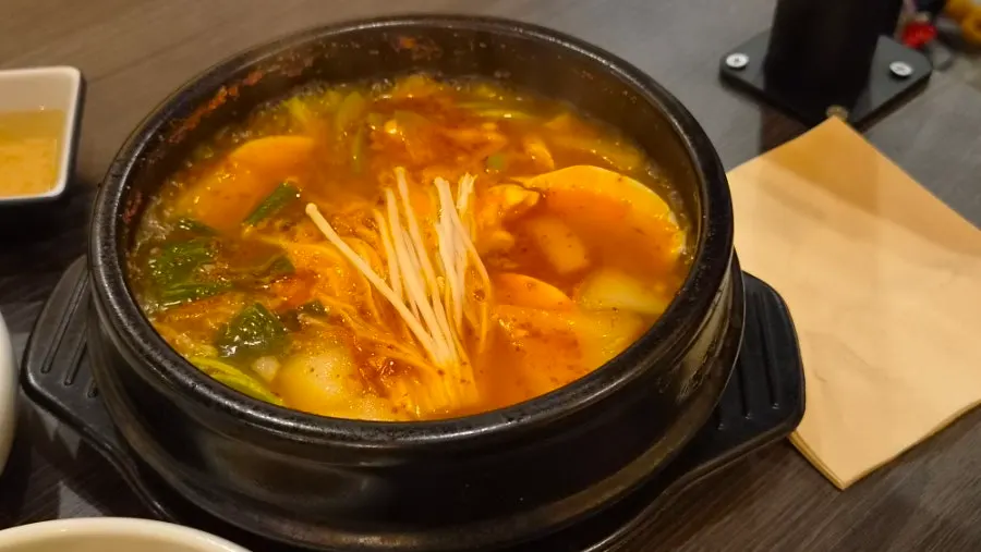 기본으로 나온 일미곱 순두부찌개
