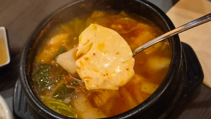 순두부가 통으로 들어간 얼큰한 찌개