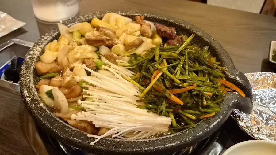 일미곱 테이블에 차려진 기본 상차림