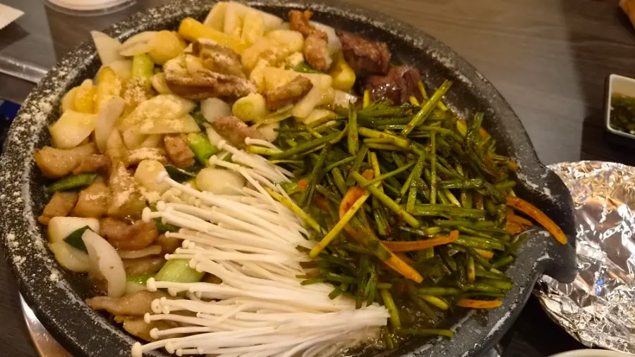 불판에 올라간 곱창 1인분과 막창 1인분