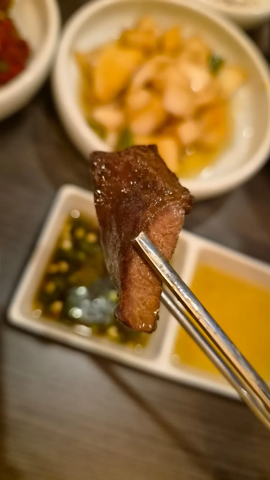 살얼음이 낀 맥주잔 세로 사진
