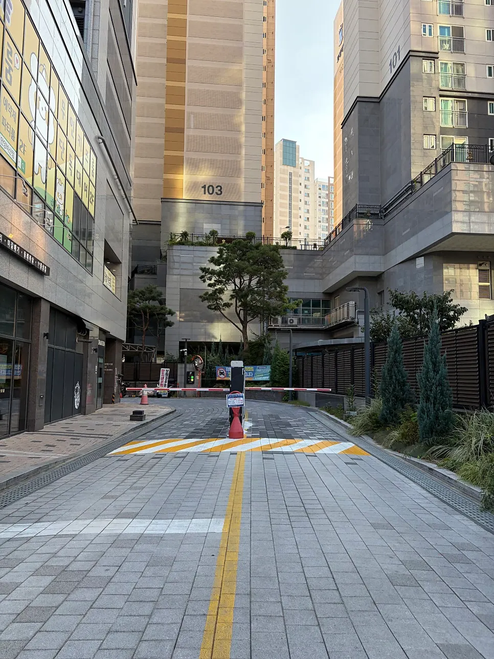 일미곱이 있는 비산로 상가 건물 입구