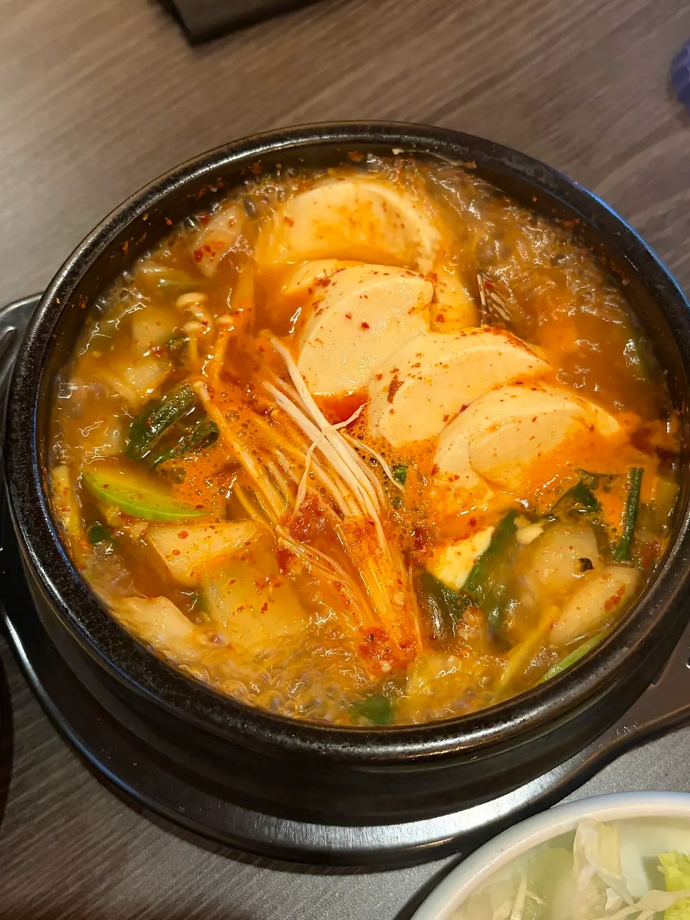 기본으로 나오는 매콤한 순두부찌개