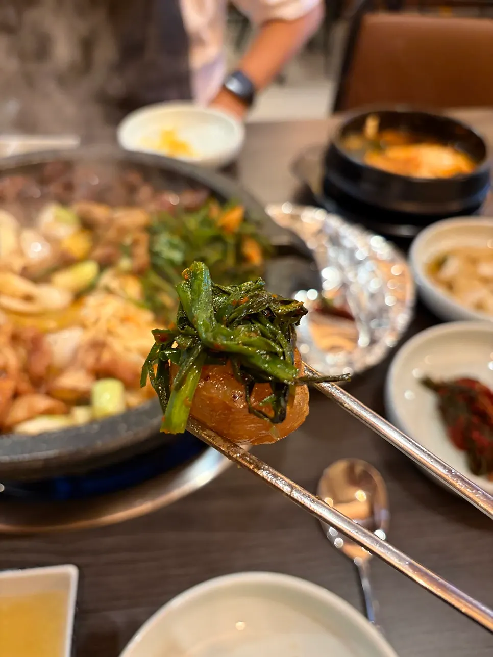 부추를 올린 곱창 한 점