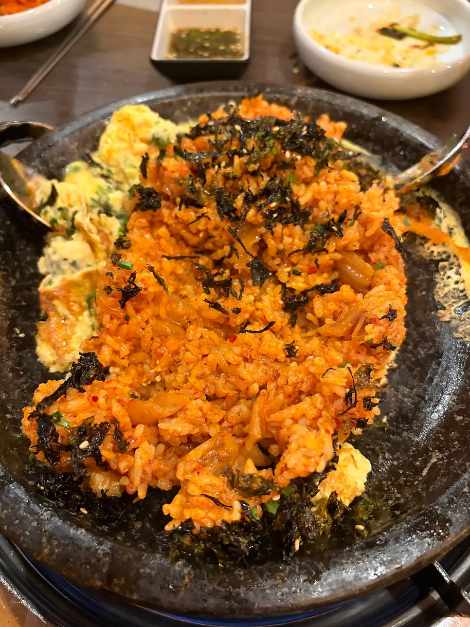 테두리에 계란을 두른 볶음밥