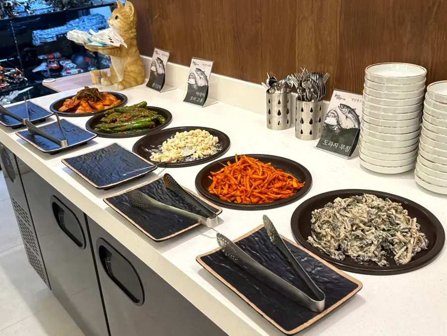 Overview of the self-serve bar at Hwaddeugeuro Gan Godeungeo Bisan Branch