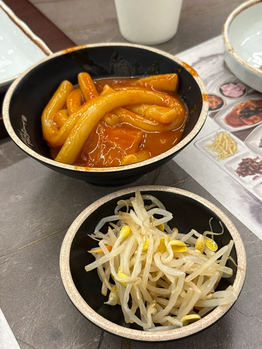 Bean sprouts and tteokbokki brought from the self-serve bar
