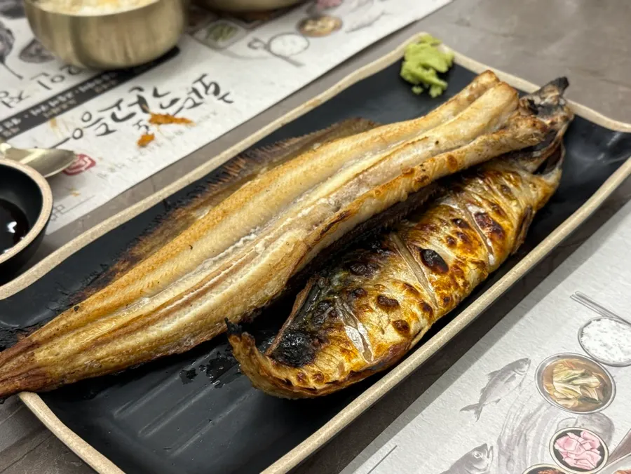 Sauced mackerel flesh served with rice