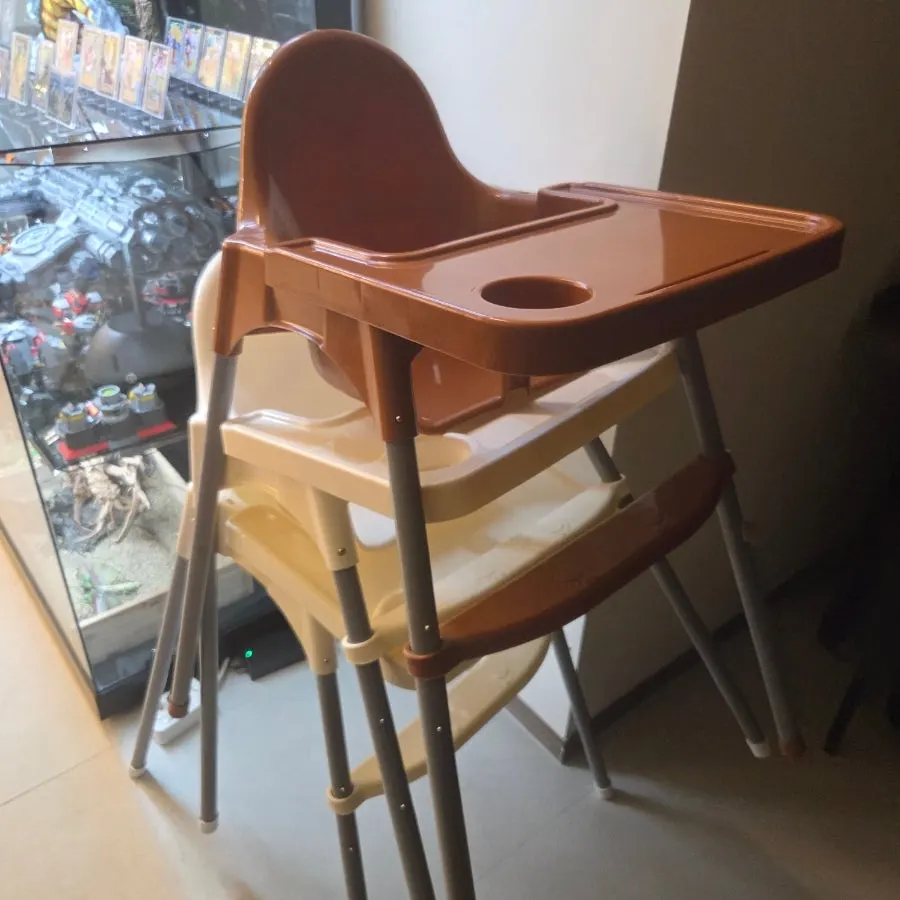 Table seating suited for dining with kids
