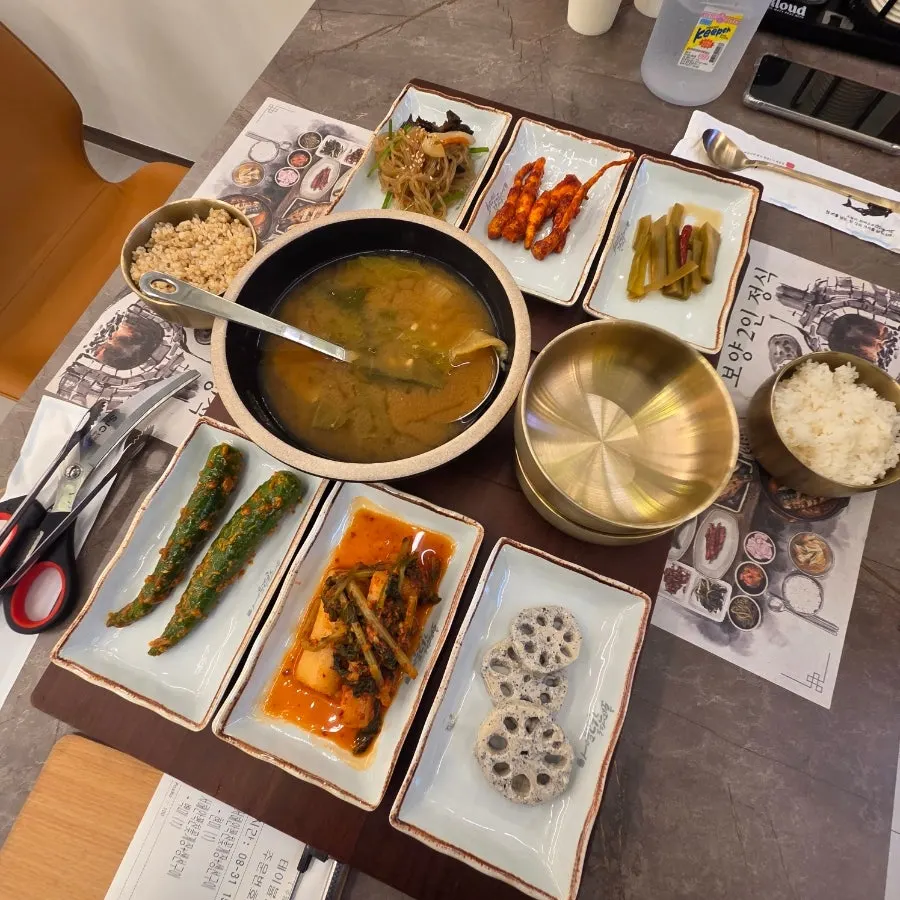 Unlimited refill side dish self-bar at the center of the restaurant