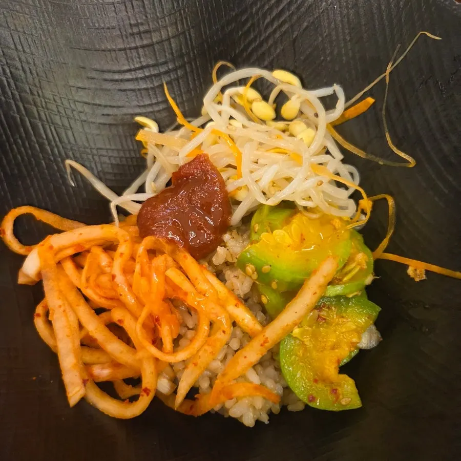 Flaked fish flesh over white rice