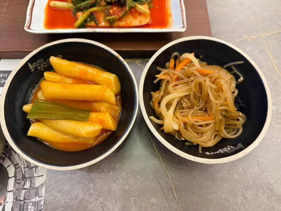 셀프바에서 가져온 떡볶이 한 접시